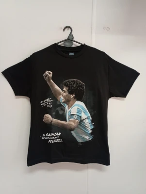 REMERA - MARADONA CAPITAN - HOMBRE - NEGRO