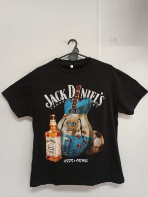 REMERA - GUITARRA ARG JACK DANIELS - HOMBRE - NEGRO