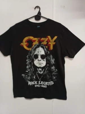 REMERA - OZZY ROCK - HOMBRE - NEGRO