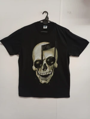 REMERA - CALAVERA NOTA MUSICAL - HOMBRE - NEGRO