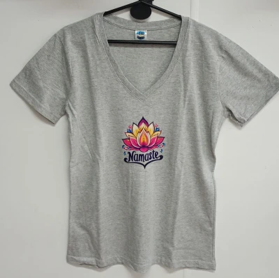 REMERA - NAMASTE - MUJER - GRIS