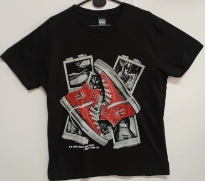 REMERA - ZAPATILLA ROLING STONE ROJA - HOMBRE - NEGRO