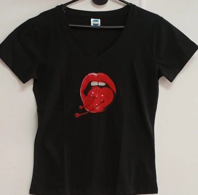 REMERA - LABIOS - MUJER - NEGRO
