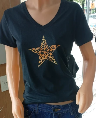REMERA -  ESTRELLA ANIMAL PRINT  - MUJER - NEGRO
