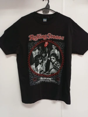 REMERA - ROLLING STONES BANDA - HOMBRE - NEGRO