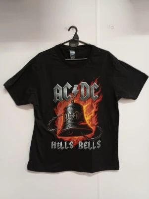 REMERA - AC DC CAMPANA - HOMBRE - NEGRO