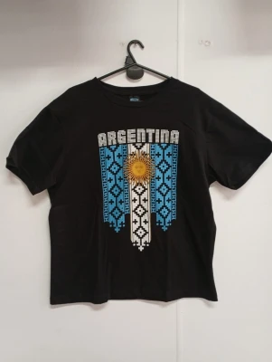 REMERA - ARGENTINA GAUCHO- HOMBRE - NEGRO