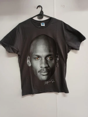 REMERA - JORDAN- HOMBRE - NEGRO