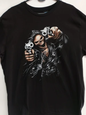 REMERA - CALAVERA ARMA - HOMBRE - NEGRO