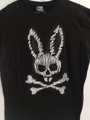 REMERA - CONEJO CALAVERA - HOMBRE - NEGRO