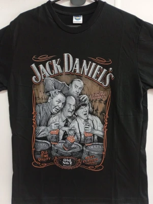 REMERA - LOS TRES CHIFLADOS JACK DANIELS- HOMBRE - NEGRO
