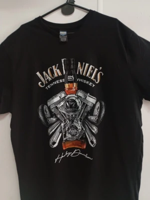 REMERA - JACK DANIELS BOTELLA 07 - HOMBRE - NEGRO