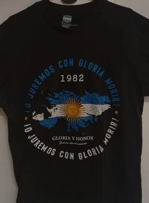 REMERA - MALVINAS GLORIA MORIR  - HOMBRE - NEGRO