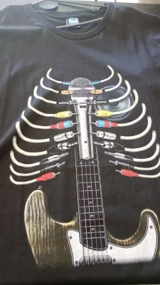 REMERA - MICROFONO GUITARRA - HOMBRE - NEGRO