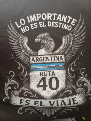REMERA - RUTA 40 LO IMPORTANTE ES EL VIAJE - HOMBRE - NEGRO