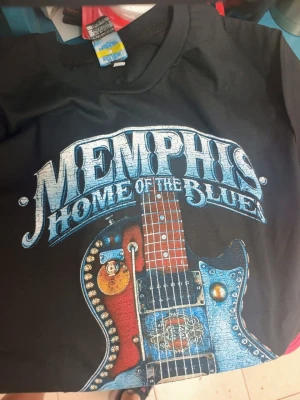REMERA - MEMPHIS BLUES- HOMBRE - NEGRO