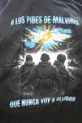 REMERA - LOS PIBES DE MALVINAS - HOMBRE - NEGRO