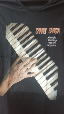 REMERA - CHARLY PIANO - HOMBRE - NEGRO