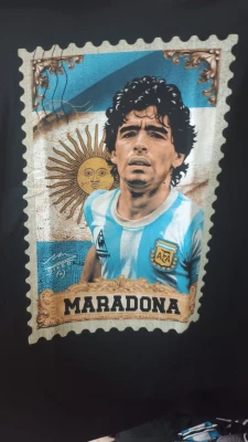 REMERA - MARADONA ESTAMPILLA COLOR - HOMBRE - NEGRO