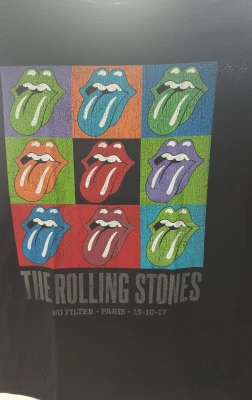 REMERA - THE ROLLING STONES LENGUAS COLORES - HOMBRE - NEGRO