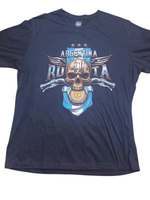 REMERA - RUTA 40 CALAVERA ARGENTINA - HOMBRE - NEGRO