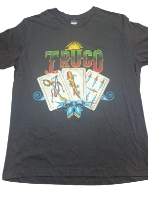 REMERA - TRUCO - HOMBRE - NEGRO