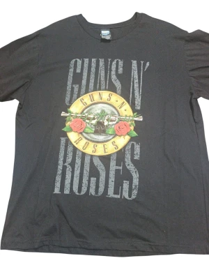 REMERA - GUNS ROSES - HOMBRE - NEGRO