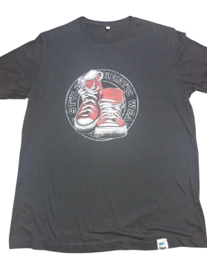 REMERA - ZAPATILLA ROJA - HOMBRE - NEGRO
