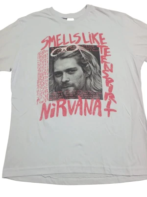 REMERA - NIRVANA CANTANTE - HOMBRE - BLANCO