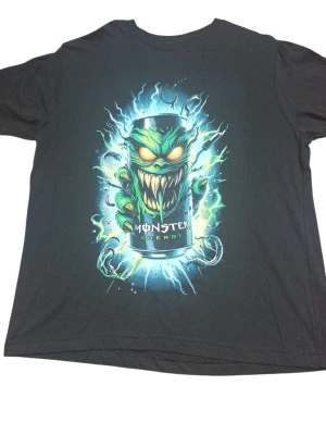 REMERA - MONSTER - HOMBRE - NEGRO