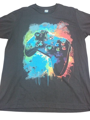 REMERA - JOYSTICK - HOMBRE - NEGRO