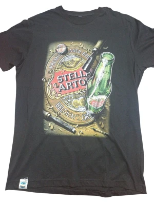 REMERA - STELLA ARTOIS - HOMBRE - NEGRO