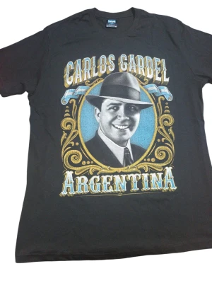 REMERA - GARDEL - HOMBRE - NEGRO