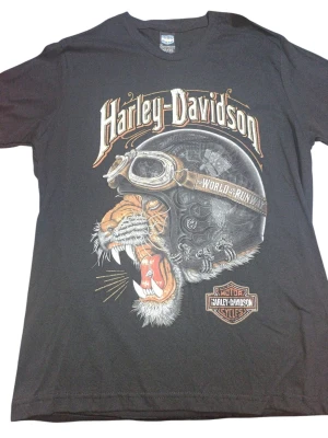 REMERA - HARLEY DAVISON TIGRE - HOMBRE- NEGRO