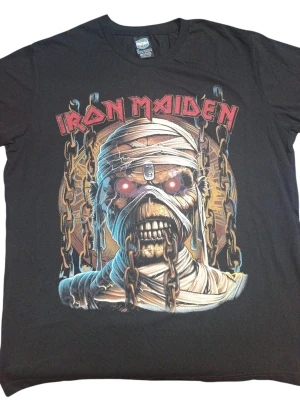 REMERA - IRON MAIDEN - HOMBRE - NEGRO