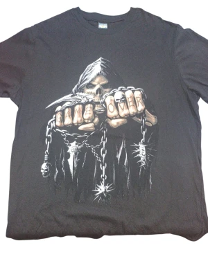 REMERA - CALAVERA GAME OVER  - HOMBRE - NEGRO