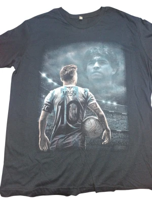 REMERA - MESSI MARADONA CIELO - HOMBRE - NEGRO