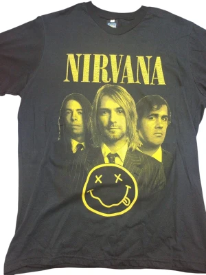 REMERA - NIRVANA CARA + LOGO - HOMBRE - NEGRO