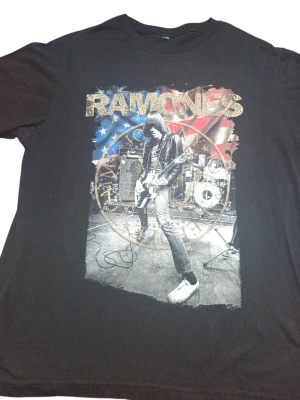 REMERA - RAMONES CANTANTE - HOMBRE - NEGRO