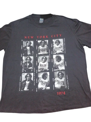 REMERA - LENNON new york - HOMBRE - NEGRO