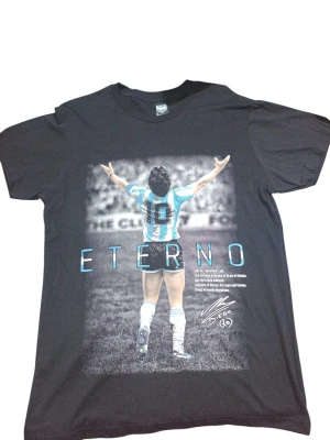 REMERA - MARADONA ETERNO - HOMBRE - NEGRO