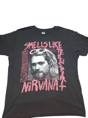 REMERA - NIRVANA CANTANTE - HOMBRE - NEGRO