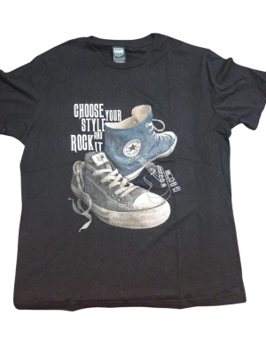 REMERA - ZAPATILLA AZUL CONVERSE - HOMBRE - NEGRO