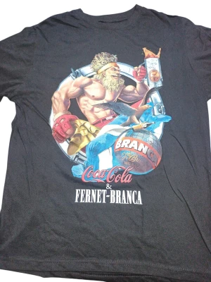 REMERA - FERNET BRANCA COCA COLA  - HOMBRE - NEGRO