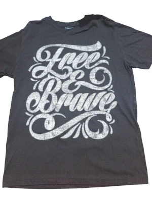 REMERA - FREE BRAVE - HOMBRE - NEGRO