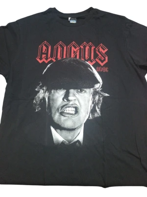 REMERA - AC DC ANGUS - HOMBRE - NEGRO