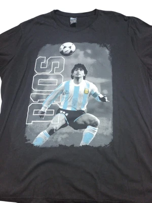 REMERA - MARADONA DIOS - HOMBRE - NEGRO