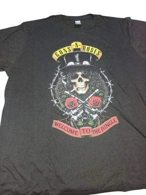 REMERA - GUNS N ROSES WELCOME TO JUNGLE - HOMBRE - NEGRO