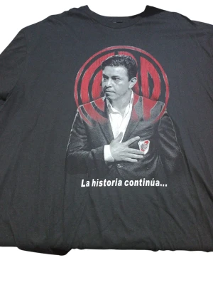 REMERA - GALLARDO - HOMBRE - NEGRO