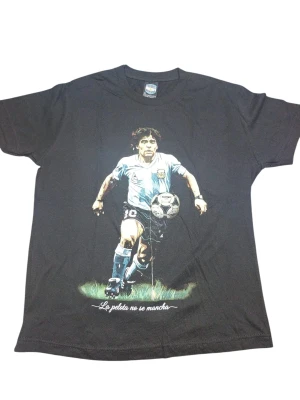 REMERA - MARADONA LA PELOTA NO SE MANCHA  - HOMBRE - NEGRO